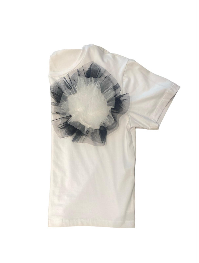 d´elle CAMISETA ALGODÓN MANGA CORTA CON ADORNO FLOR BLANCA Y NEGRA DE TUL